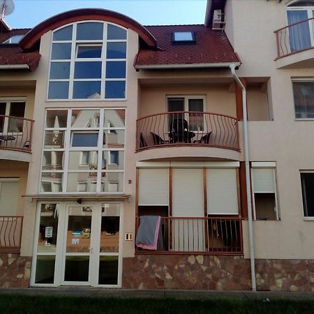 Gobe Apartman Hajduszoboszlo Exterior photo