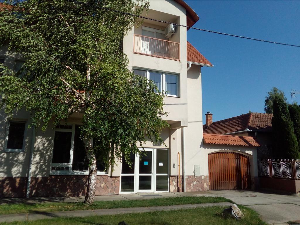Gobe Apartman Hajduszoboszlo Exterior photo