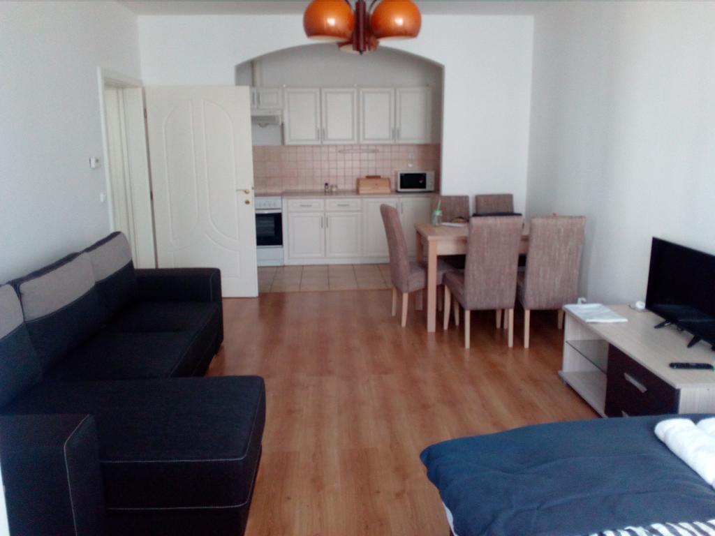 Gobe Apartman Hajduszoboszlo Exterior photo